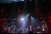 ウルトラマンたちとコラボするTHE ALFEE。