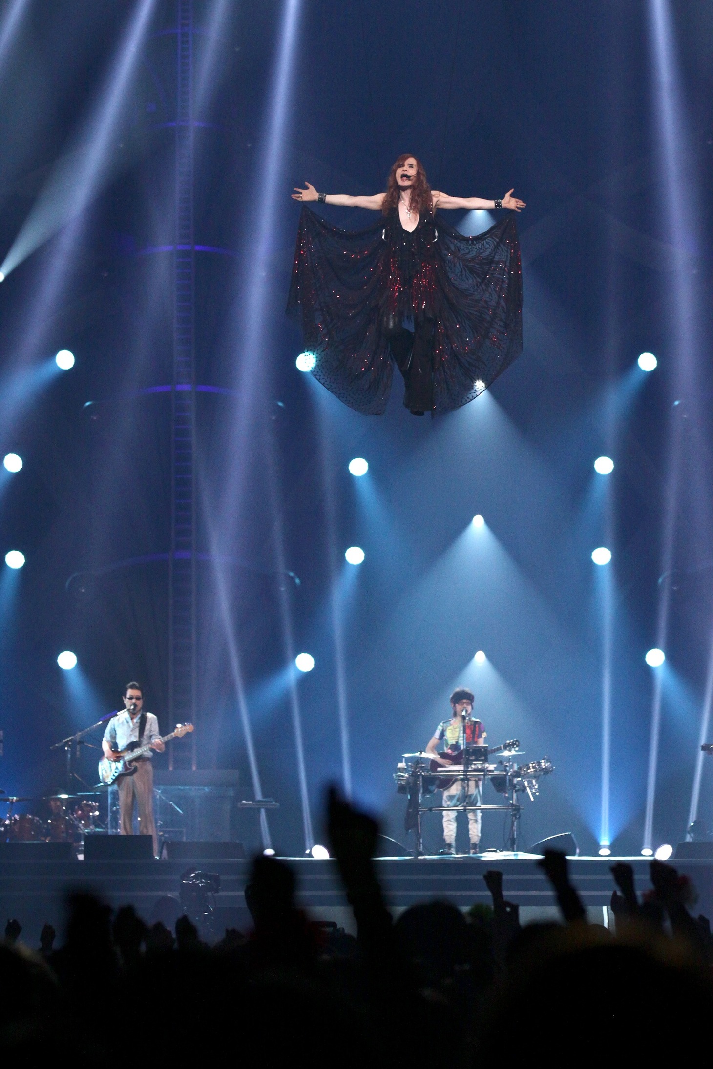 フライングに挑戦する高見沢俊彦。