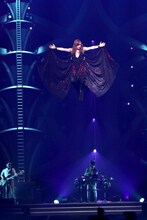 宙を舞う高見沢俊彦。