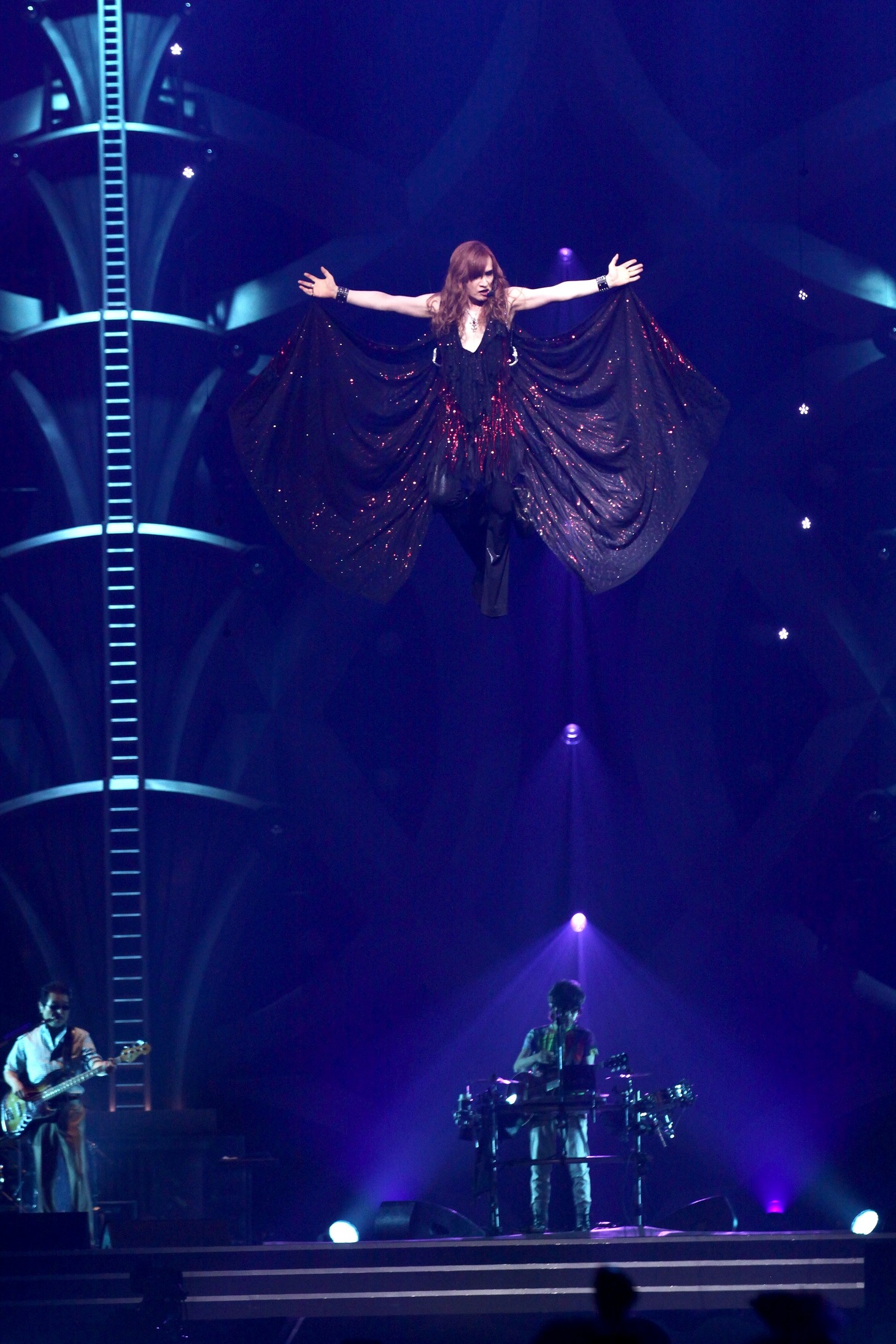 宙を舞う高見沢俊彦。