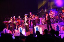 東京スカパラダイスオーケストラ「25th Anniversary Hall Tour 2014 "SKA ME CRAZY" FINAL」の模様。