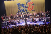 東京スカパラダイスオーケストラ「25th Anniversary Hall Tour 2014 "SKA ME CRAZY" FINAL」の模様。