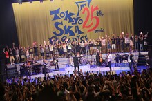 東京スカパラダイスオーケストラ「25th Anniversary Hall Tour 2014 "SKA ME CRAZY" FINAL」の模様。