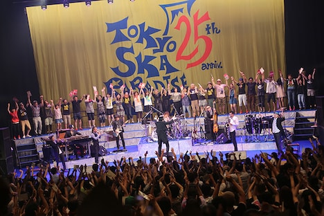 東京スカパラダイスオーケストラ「25th Anniversary Hall Tour 2014 "SKA ME CRAZY" FINAL」の模様。