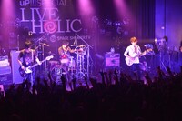 「uP!!!SPECIAL LIVE HOLIC supported by SPACE SHOWER TV」よりUNISON SQUARE GARDENのライブの様子。（撮影：忠村旭城、菊池勇希）