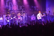 「uP!!!SPECIAL LIVE HOLIC supported by SPACE SHOWER TV」よりUNISON SQUARE GARDENのライブの様子。（撮影：忠村旭城、菊池勇希）