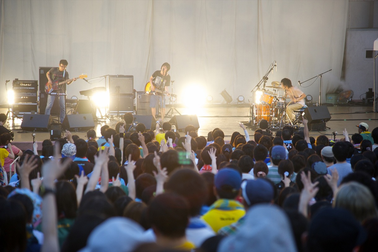 「andymori ワンマン ひこうき雲と夏の音」大阪・大阪城野外音楽堂公演の様子。