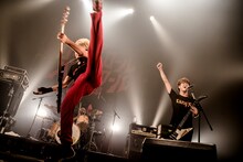 「極東ロックンロール・ハイスクール 第弍章」の第15回公演「10-FEET vs 氣志團 ～続・大きなフィートの木の下で in京都～」京都・KBSホール公演の様子。