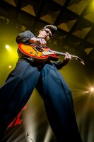 「極東ロックンロール・ハイスクール 第弍章」の第15回公演「10-FEET vs 氣志團 ～続・大きなフィートの木の下で in京都～」京都・KBSホール公演の様子。