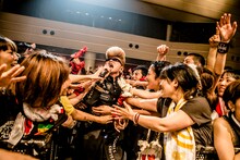 「極東ロックンロール・ハイスクール 第弍章」の第15回公演「10-FEET vs 氣志團 ～続・大きなフィートの木の下で in京都～」京都・KBSホール公演の様子。