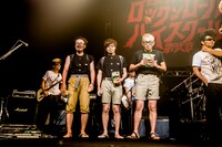 いじめられっ子スタイルで登場した10-FEET。