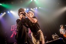 「極東ロックンロール・ハイスクール 第弍章」の第15回公演「10-FEET vs 氣志團 ～続・大きなフィートの木の下で in京都～」京都・KBSホール公演アンコールの様子。