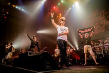 「極東ロックンロール・ハイスクール 第弍章」の第15回公演「10-FEET vs 氣志團 ～続・大きなフィートの木の下で in京都～」京都・KBSホール公演アンコールの様子。