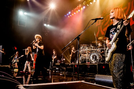 「極東ロックンロール・ハイスクール 第弍章 #45 SCANDAL vs 氣志團 ～THE GREAT ROCK‘N’ROLL SCANDAL in OSAKA～」大阪・Zepp Namba公演の様子。