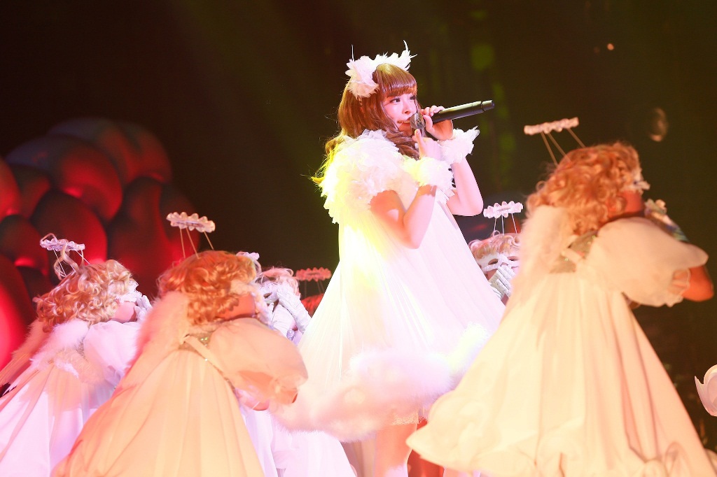 きゃりーぱみゅぱみゅ「きゃりーぱみゅぱみゅの雲の上のHEAVEN'S DOOR」埼玉・戸田市文化会館公演の様子。（撮影：三吉ツカサ）