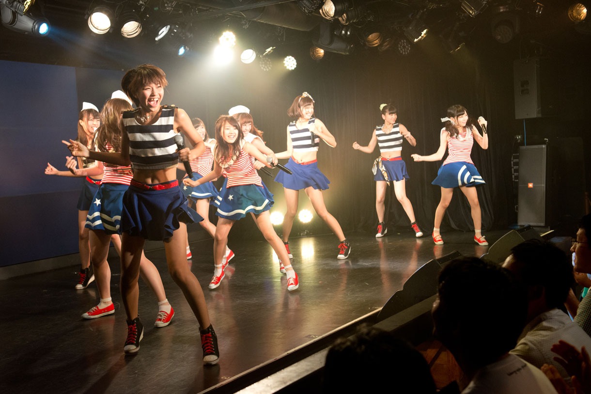LinQ「ナツコイ」捺売記念スペシャルイベントの様子。