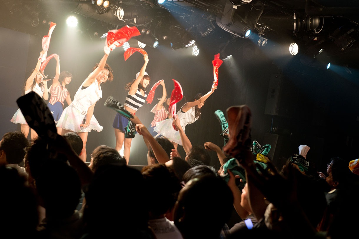 LinQ「ナツコイ」捺売記念スペシャルイベントの様子。
