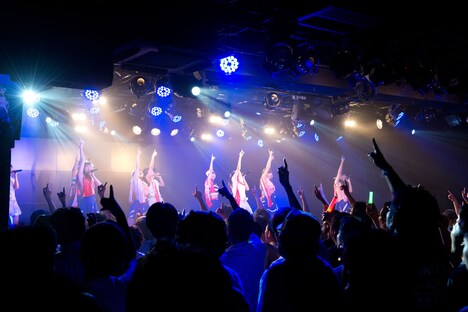 LinQ「ナツコイ」捺売記念スペシャルイベントの様子。