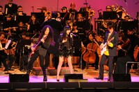 マーティ・フリードマン、TAKUYAと共演した指原莉乃。(c)テレビ朝日