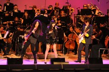 マーティ・フリードマン、TAKUYAと共演した指原莉乃。(c)テレビ朝日