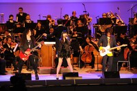 マーティ・フリードマン、TAKUYAと共演した指原莉乃。(c)テレビ朝日