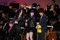 マーティ・フリードマン、TAKUYAと共演した指原莉乃。(c)テレビ朝日