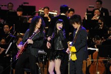 マーティ・フリードマン、TAKUYAと共演した指原莉乃。(c)テレビ朝日