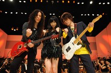 左からマーティ・フリードマン、指原莉乃、TAKUYA。(c)テレビ朝日