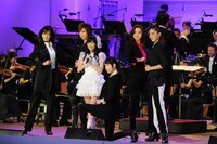 元宝塚歌劇団トップスターと共演した渡辺麻友。(c)テレビ朝日