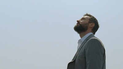 TOYATA「クラウン」テレビCM「空色のクラウン」編のワンシーン。