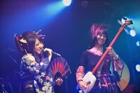 左から鈴華ゆう子（Vo）、蜷川べに（津軽三味線）。