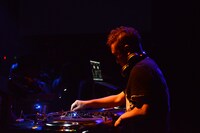 開場から1時間をDJプレイで盛り上げたミッツィー申し訳 a.k.a DJ Michelle Sorry。