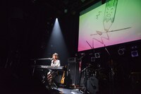 弾き語りで「一緒に旅する君へ」を歌う星野みちる。