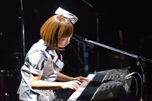 弾き語りで「一緒に旅する君へ」を歌う星野みちる。