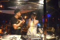 西寺郷太（左）のDJ中、ブースに潜入して急遽トークを繰り広げる星野みちる（右）。