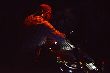 巧みなDJプレイでフロアを魅了するクボタタケシ。