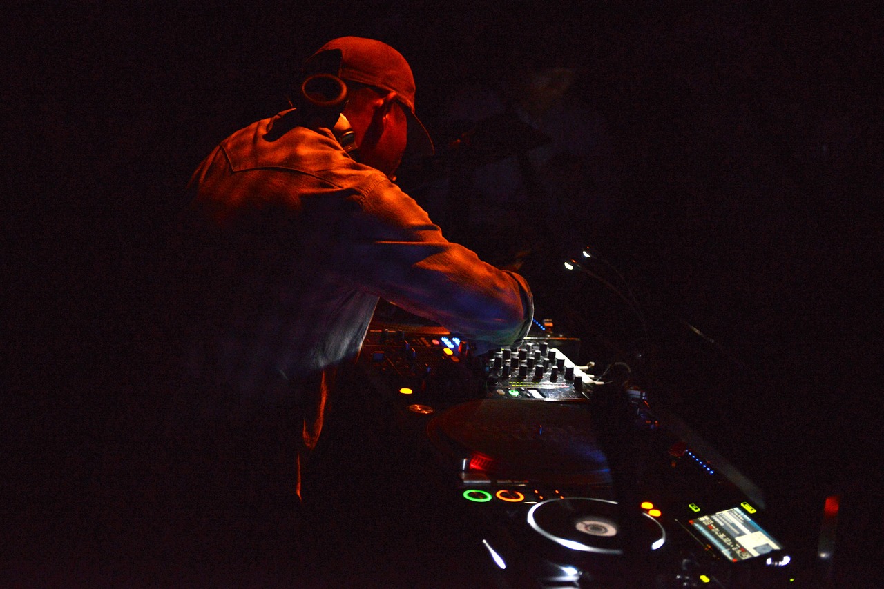 巧みなDJプレイでフロアを魅了するクボタタケシ。