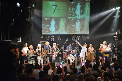 WACK WACK RHYTHM BANDがゲスト出演した星野みちるワンマンライブ「星野みちるの黄昏流星群 Vol.1 ～E・I・E・N VOYAGE Release Party～」の様子。