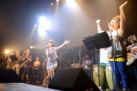 コーラスのレモン（右端）を「ボインな姉ちゃん」と紹介した星野みちる（中央）。