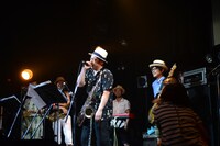 「テナーサックスの北野武さん」と紹介され、ビートたけしのモノマネで挨拶した後藤正成（中央 / WUJA BIN BIN）。