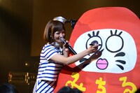 ダルマに目を書き入れる星野みちる。