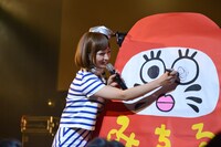 ダルマに雑な目を書き入れる星野みちる。