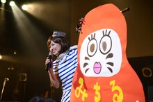 ダルマに目を書き入れ満面の笑みを浮かべる星野みちる。