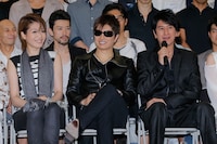 「MOON SAGA -義経秘伝-」公開舞台稽古後の囲み取材の様子。左から悠未ひろ、GACKT、川崎麻世。