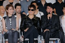 「MOON SAGA -義経秘伝-」公開舞台稽古後の囲み取材の様子。左から悠未ひろ、GACKT、川崎麻世。