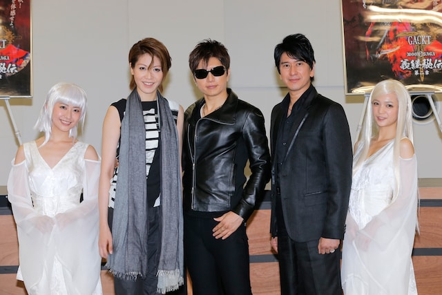 「MOON SAGA -義経秘伝-」公開舞台稽古後の囲み取材の様子。左から黒田有彩、悠未ひろ、GACKT、川崎麻世、初音。