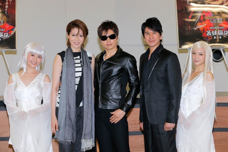 「MOON SAGA -義経秘伝-」公開舞台稽古後の囲み取材の様子。左から黒田有彩、悠未ひろ、GACKT、川崎麻世、初音。