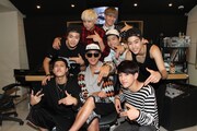 レコーディング時のGOT7とJun. K。