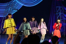 左から新内眞衣、渡辺みり愛、能條愛未、相楽伊織、齋藤飛鳥。 (c)乃木坂46LLC