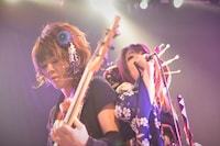 左から亜沙（B）、鈴華ゆう子（Vo）。